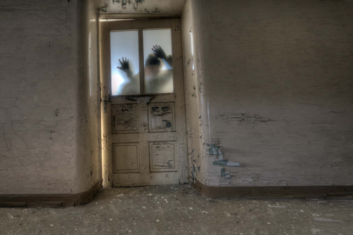 Des zombis dérrière une porte d’hôpital